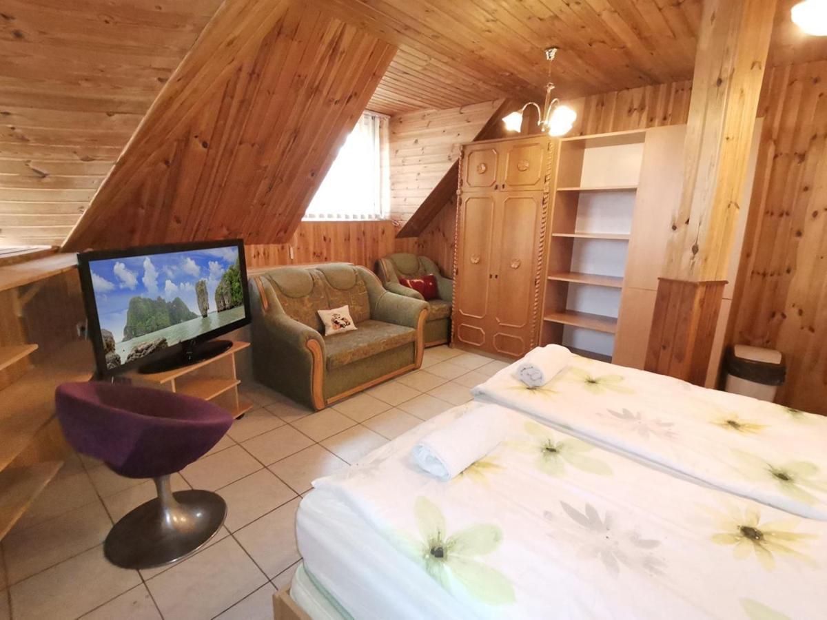 Patko Fogado Bed & Breakfast ไฮจ์ดุสโซบอสโล ภายนอก รูปภาพ