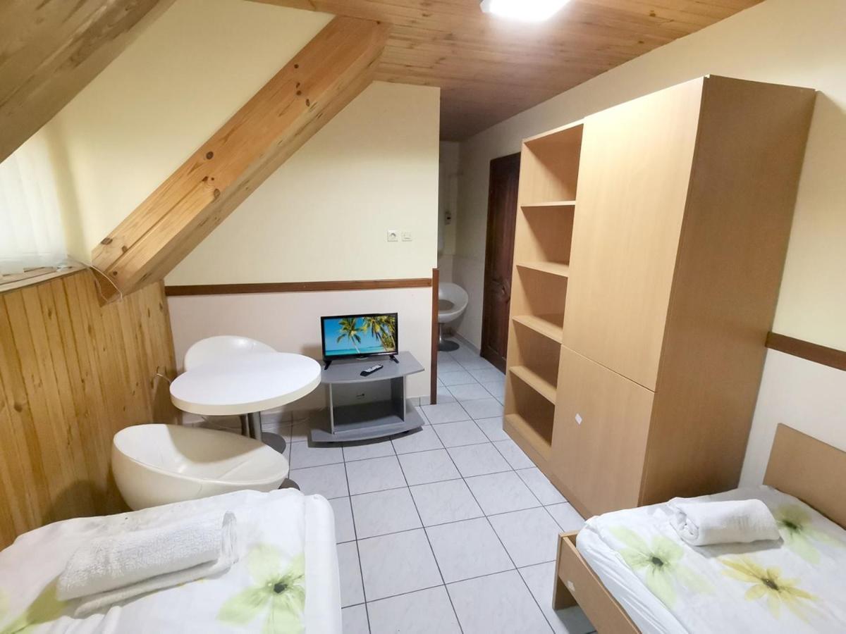 Patko Fogado Bed & Breakfast ไฮจ์ดุสโซบอสโล ภายนอก รูปภาพ